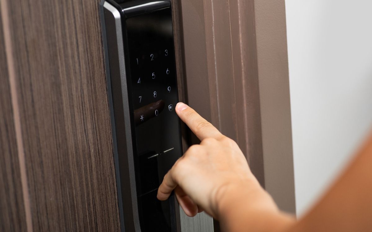 دليل أنواع الأبواب الفولاذية: مفردة، مزدوجة، مركّبة ومحورية — أيها يناسب مكانك؟