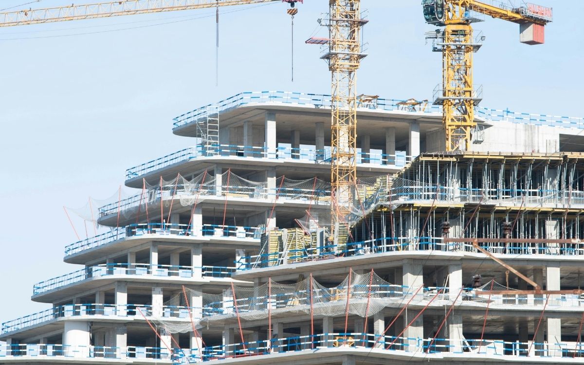 الأبواب الفولاذية في إسنيورت: عنوان الأمان في المنازل والمجمعات السكنية الجديدة