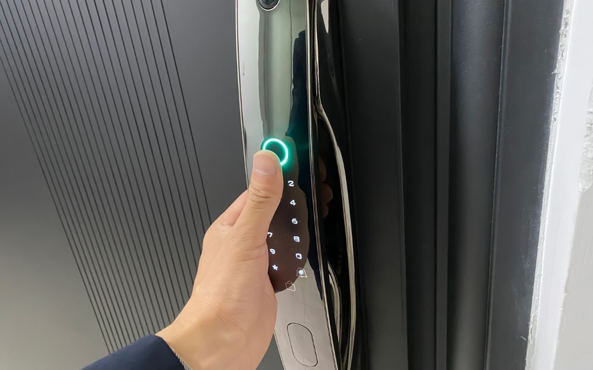 Geleceğin Anahtarsız Yaşamı: Müstakil Villalar İçin Biyometrik ve Motorize Çelik Kapı Entegrasyonları