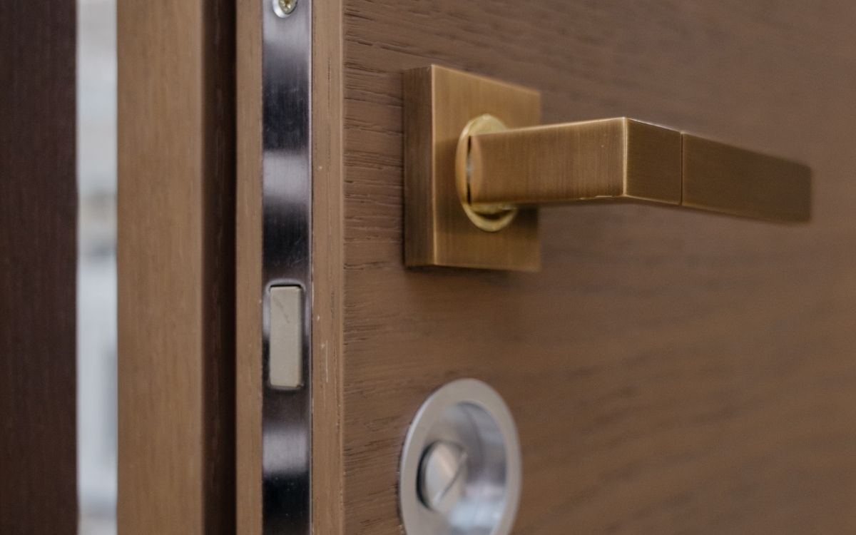 Doğanın Yıpratıcı Gücüne Karşı Mimari Bir Zırh: Kompozit Panel Villa Kapıları